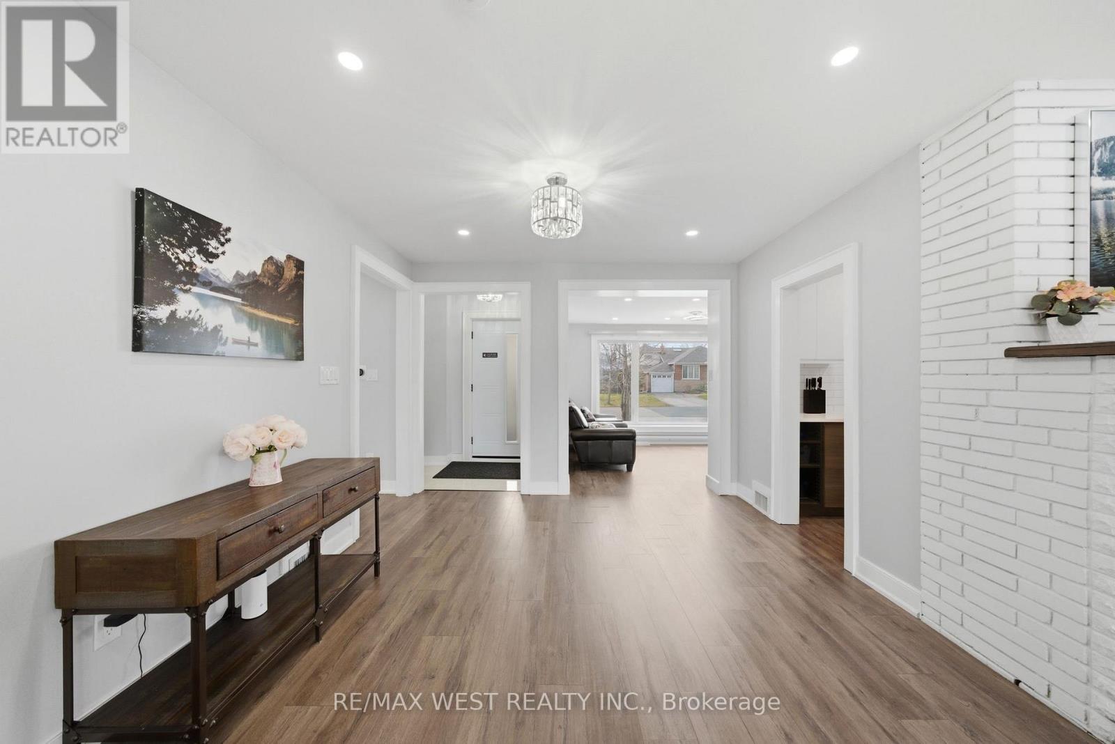 104 Great Oak Drive, Toronto, Ontario  M9A 1N5 - Photo 6 - W12985558