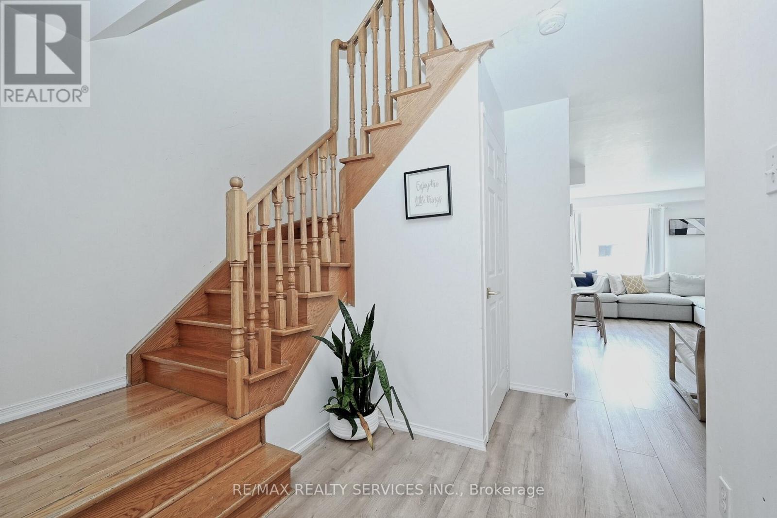 77 Monaco Court, Brampton, Ontario  L7A 1X5 - Photo 9 - W12985578