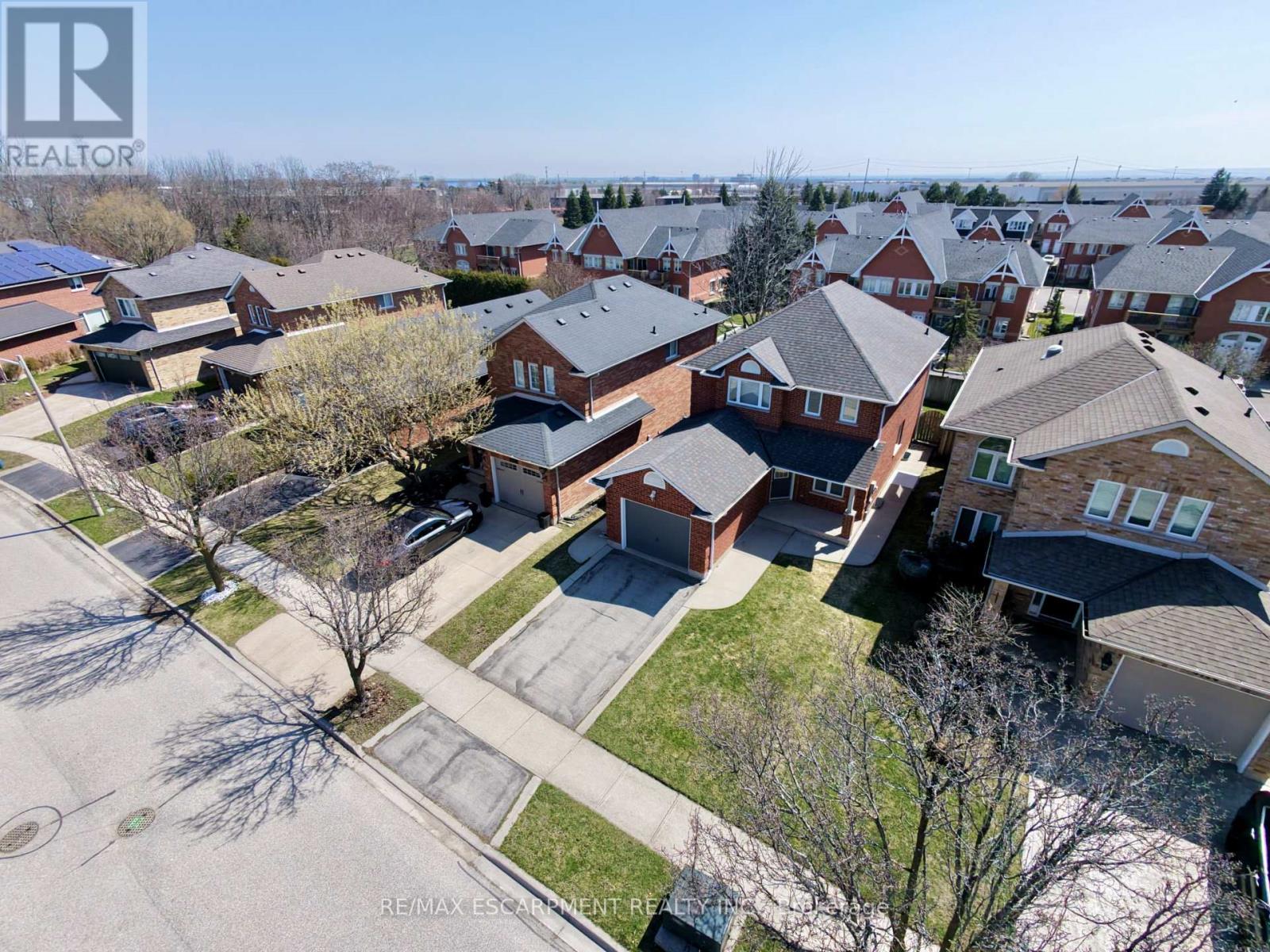 4126 Bianca Forest Drive, Burlington, Ontario  L7M 4L5 - Photo 6 - W12985592