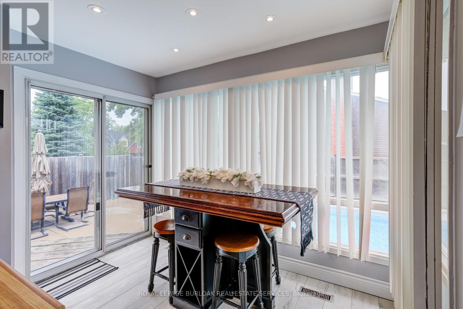 2055 Hunters Wood Drive, Burlington, Ontario  L7M 2T9 - Photo 13 - W12985604