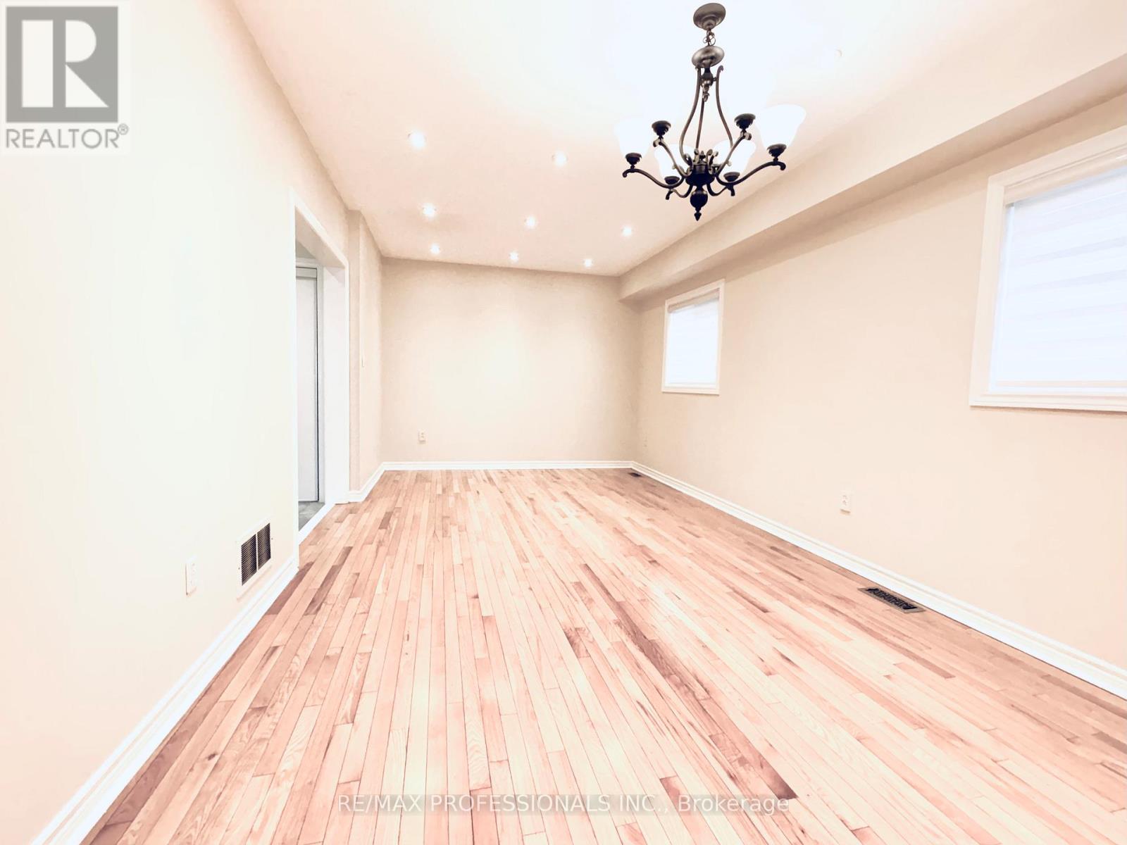 851 Clemens Crescent, Mississauga, Ontario  L5V 2S8 - Photo 14 - W12985632