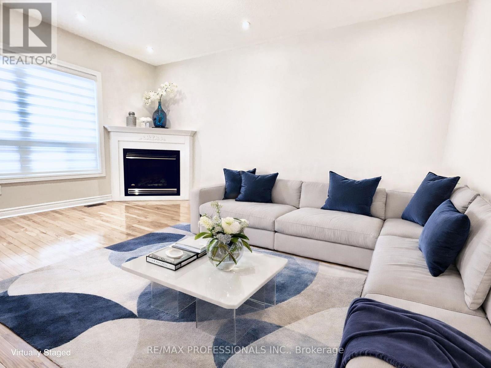 851 Clemens Crescent, Mississauga, Ontario  L5V 2S8 - Photo 4 - W12985632