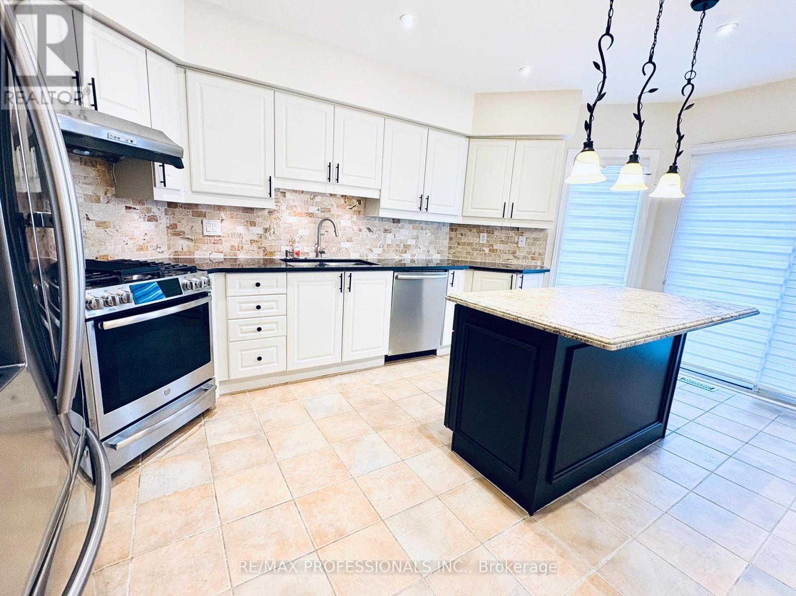 851 Clemens Crescent, Mississauga, Ontario  L5V 2S8 - Photo 5 - W12985632