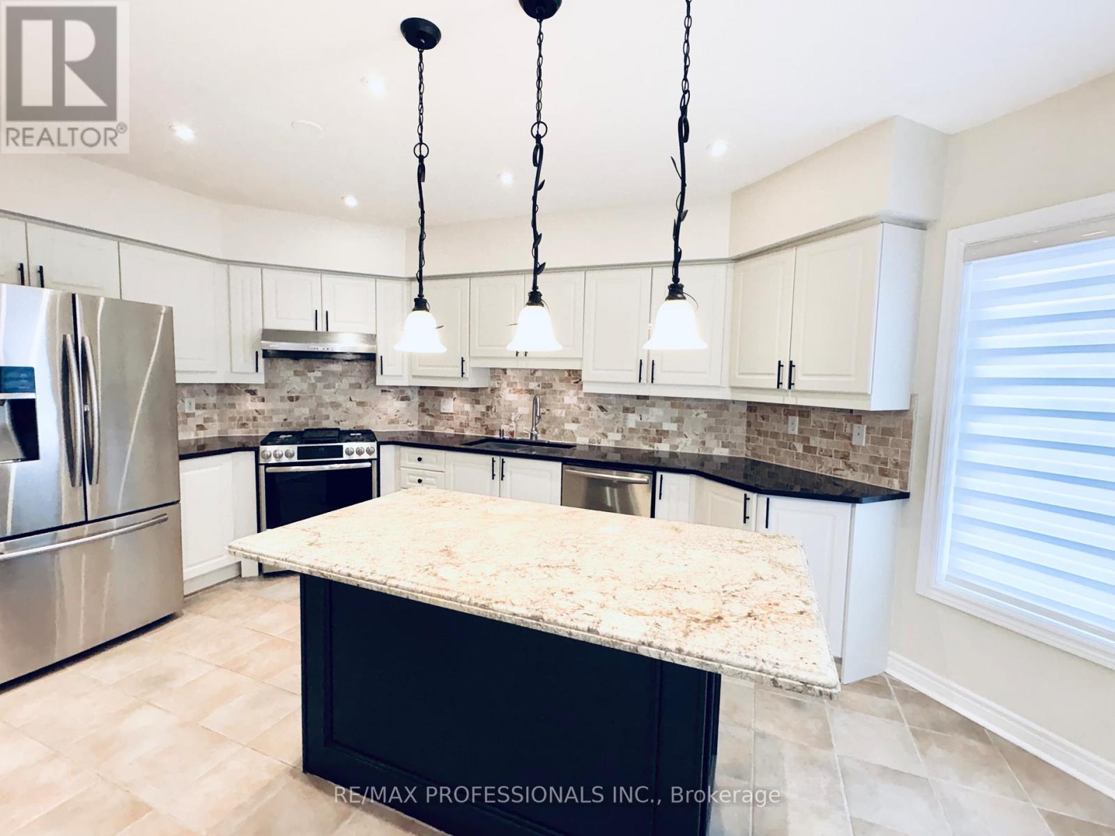 851 Clemens Crescent, Mississauga, Ontario  L5V 2S8 - Photo 6 - W12985632