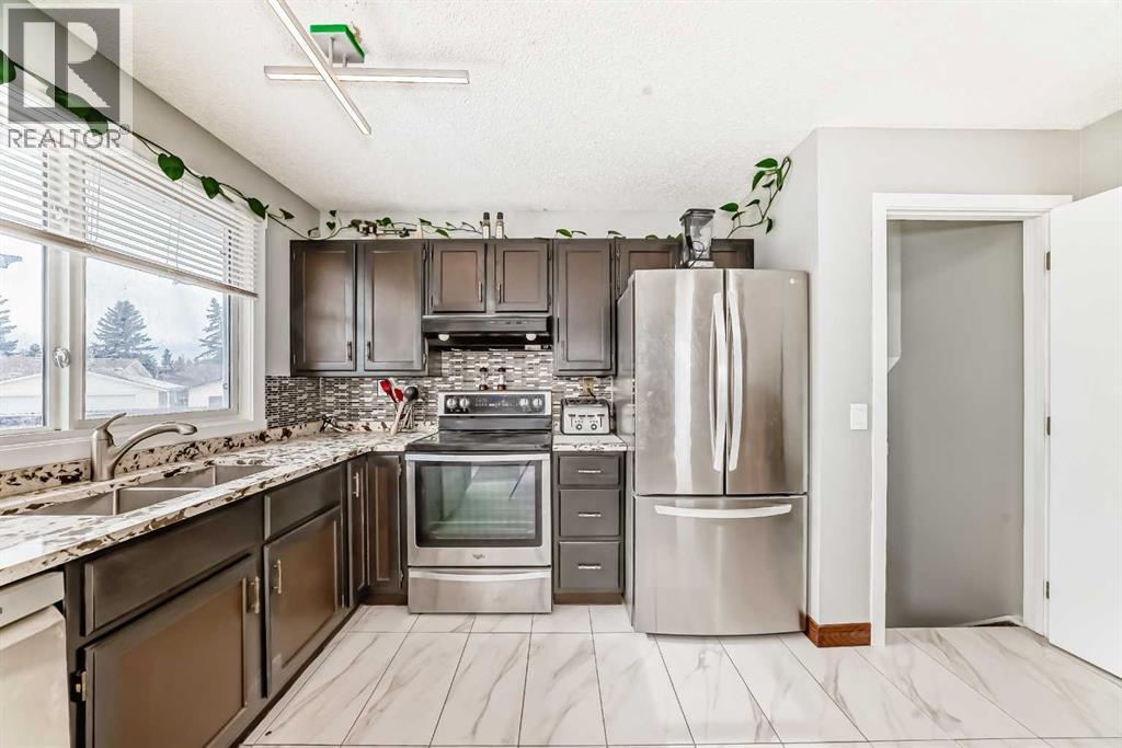 331 Bedford Place Ne, Calgary, Alberta  T3K 2K6 - Photo 9 - A2292781