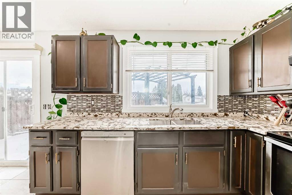 331 Bedford Place Ne, Calgary, Alberta  T3K 2K6 - Photo 11 - A2292781