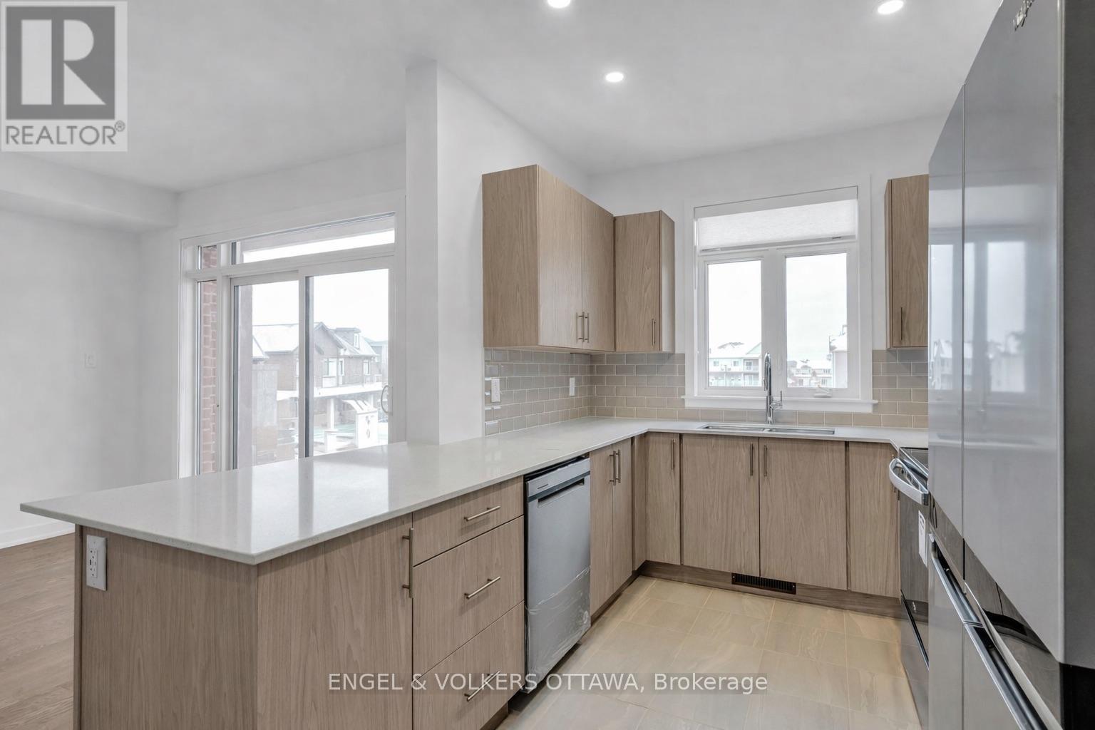 802 Anciano Crescent, Ottawa, Ontario  K2S 0J7 - Photo 5 - X12985680