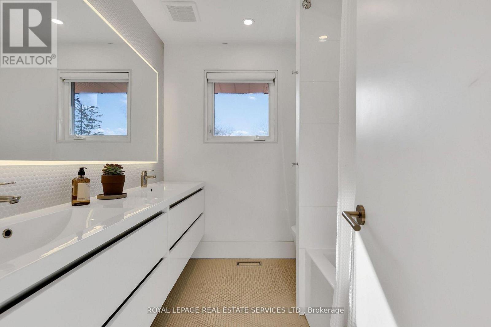 34 Bearbury Drive, Toronto, Ontario  M9C 2G9 - Photo 27 - W12985732