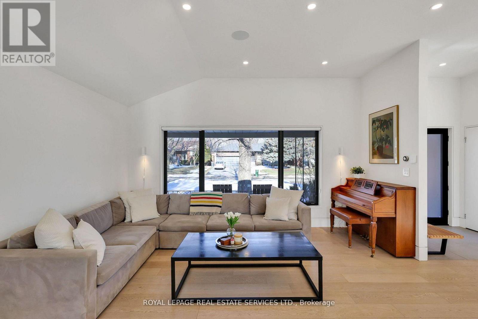 34 Bearbury Drive, Toronto, Ontario  M9C 2G9 - Photo 7 - W12985732