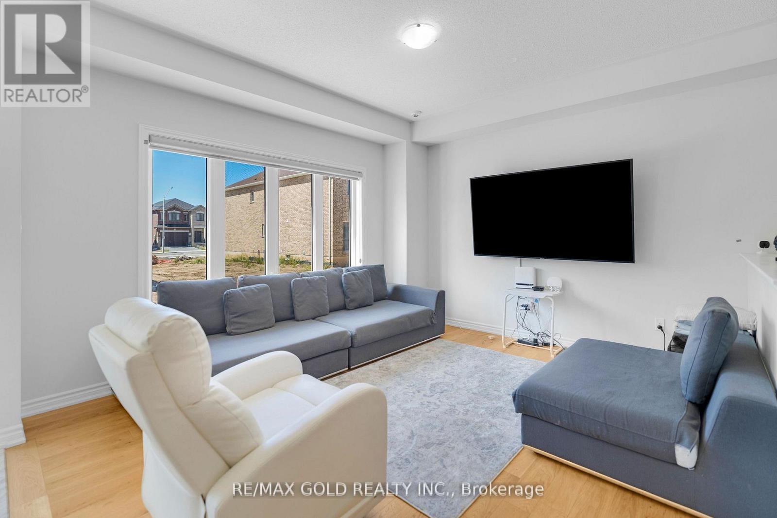 109 Palace Street, Thorold, Ontario  L2V 0M9 - Photo 3 - X12985750