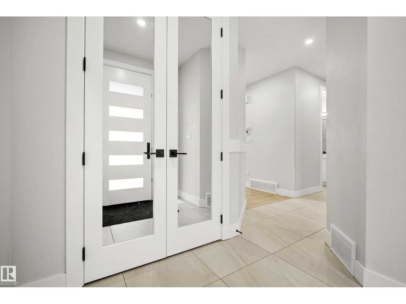 15031 10 St NW, Edmonton, Alberta  T5Y 4C8 - Photo 4 - E4481526