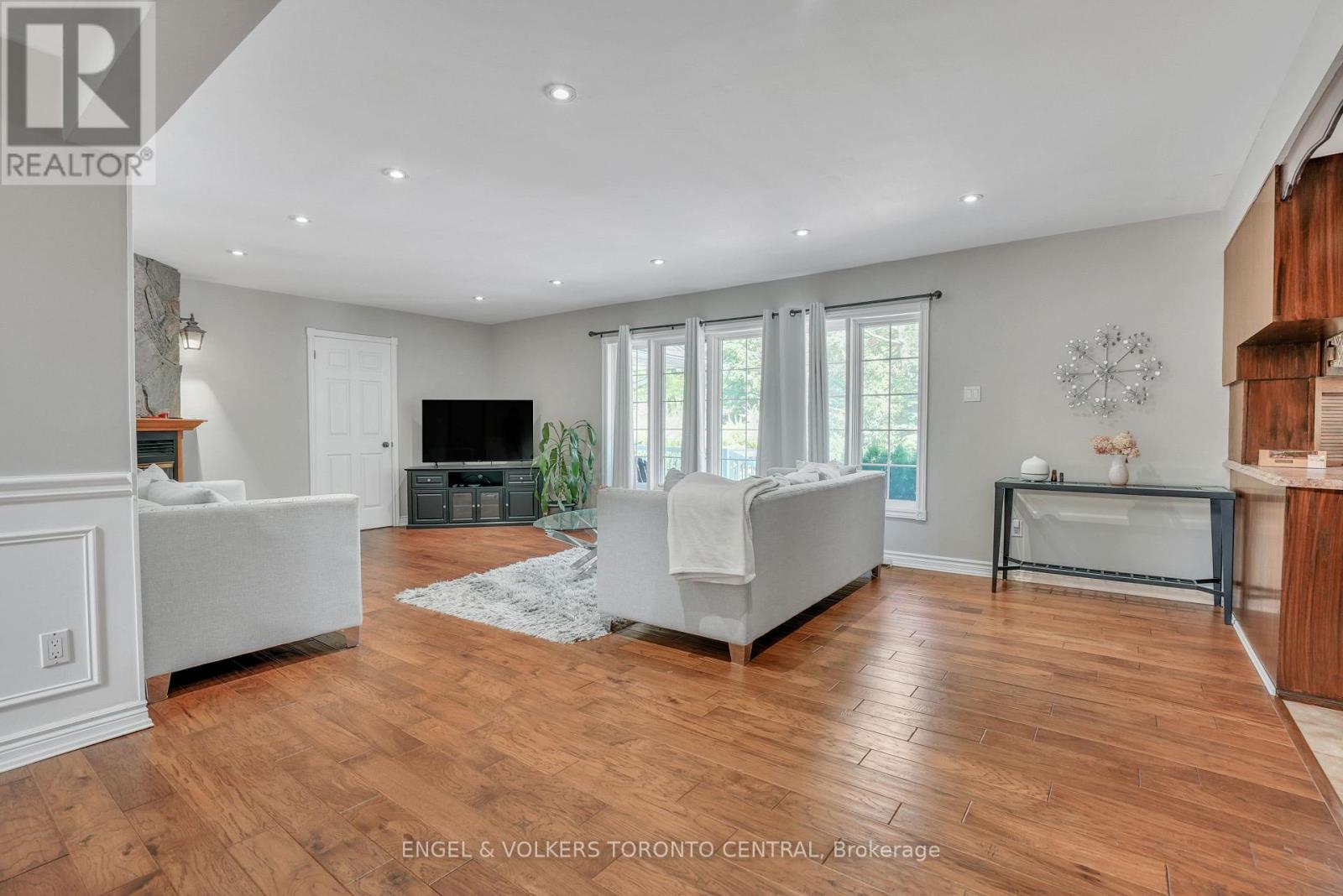 1946 Wilkinson Street, Innisfil, Ontario  L9S 1X3 - Photo 8 - N12985802