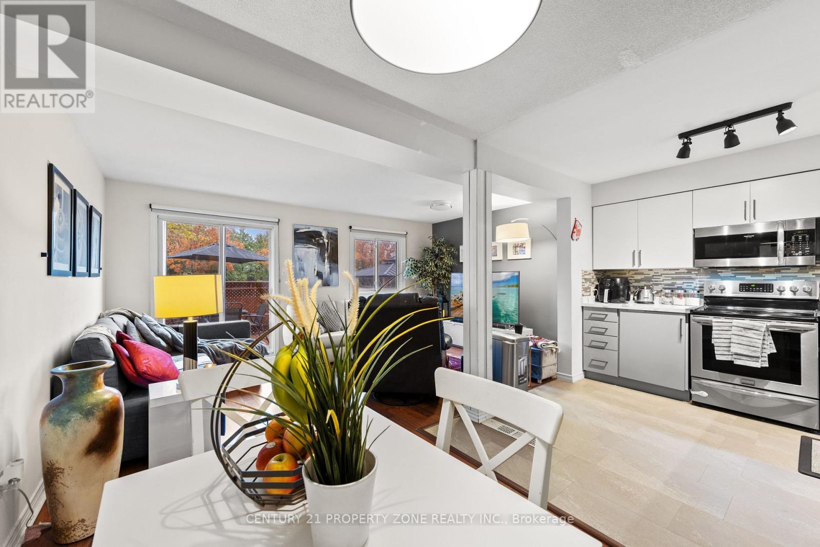 2 - 280 Limeridge Road E, Hamilton, Ontario  L9A 2S7 - Photo 4 - X12985772