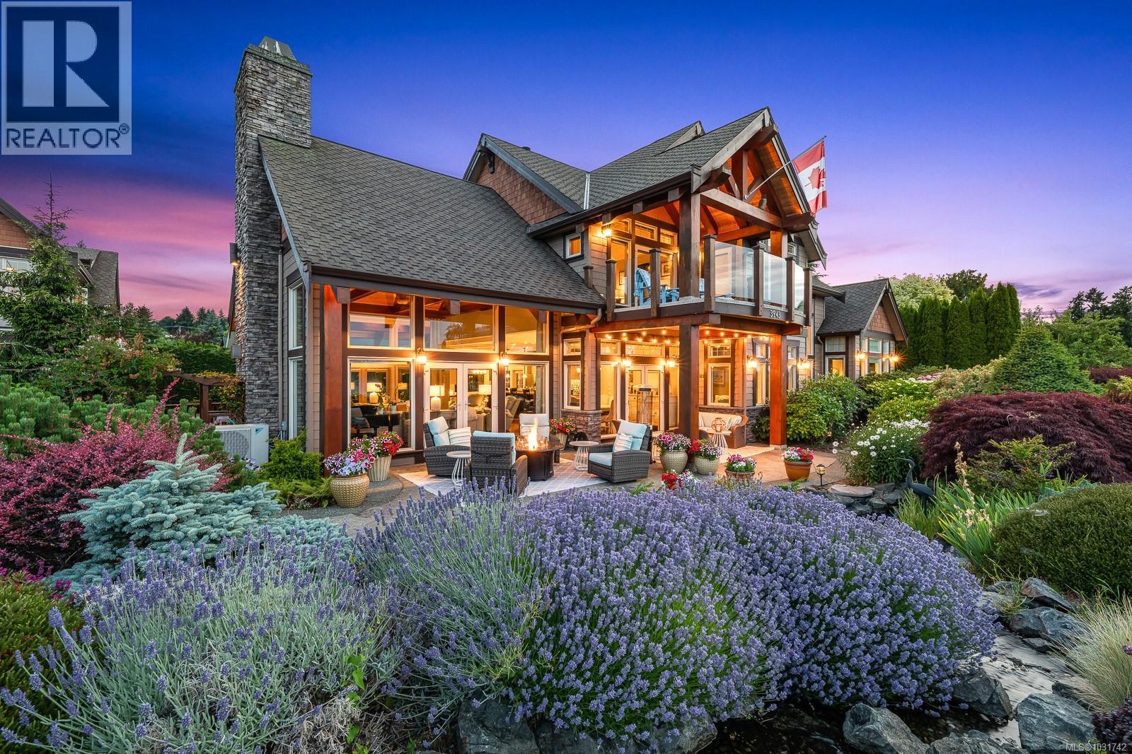 3943-3941 Marine Dr, Royston, British Columbia