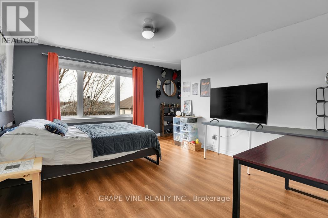 517 Overland Drive, Ottawa, Ontario  K2S 0C2 - Photo 19 - X12985854