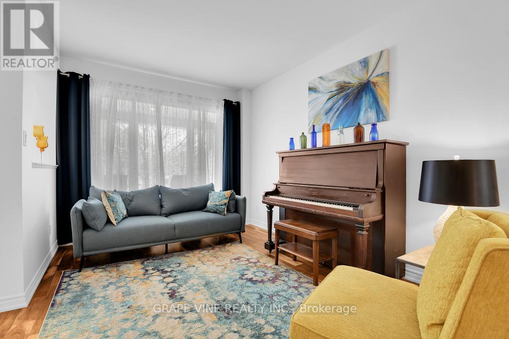 517 Overland Drive, Ottawa, Ontario  K2S 0C2 - Photo 4 - X12985854