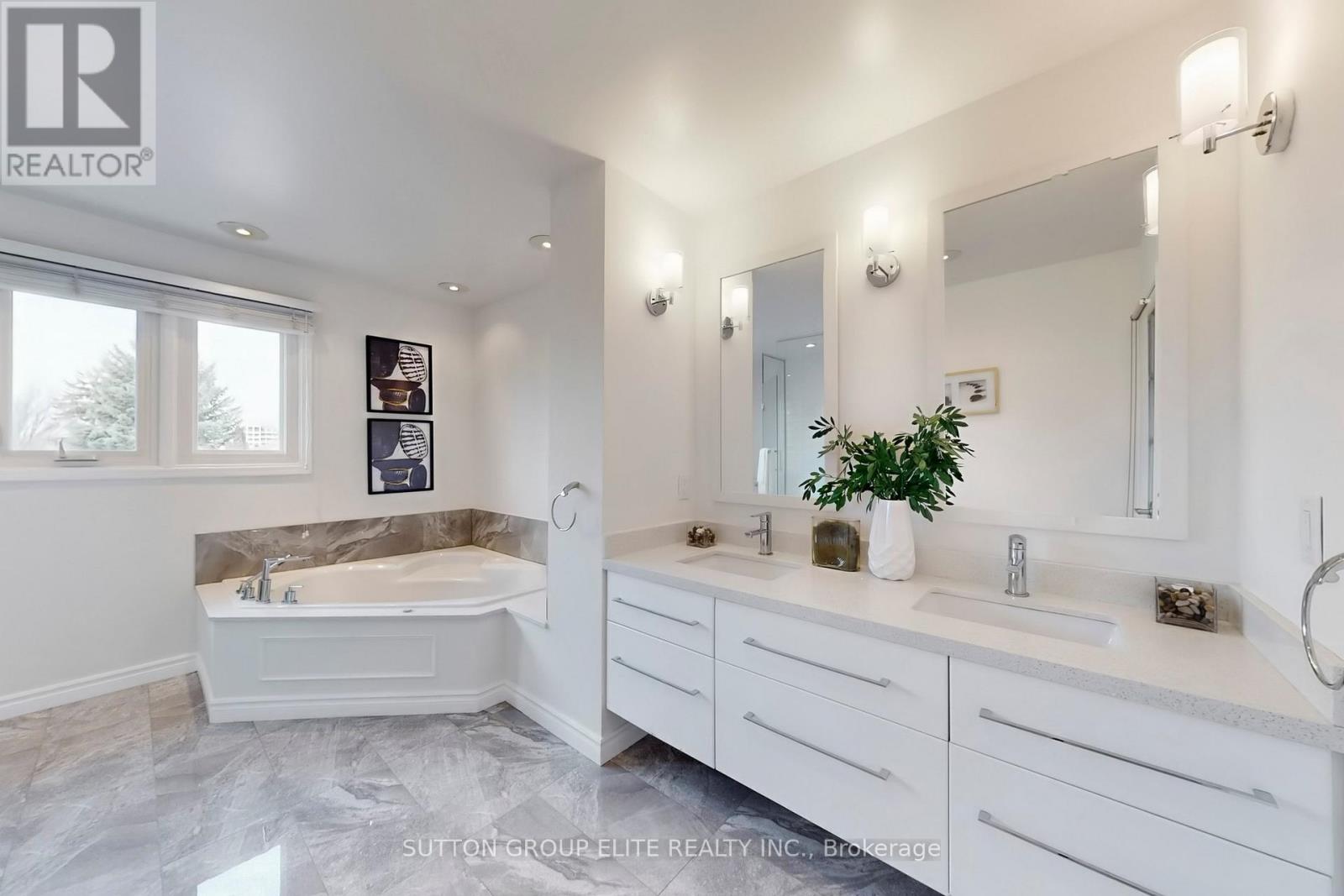 35 Fanshawe Drive, Richmond Hill, Ontario  L4B 1P6 - Photo 24 - N12985856