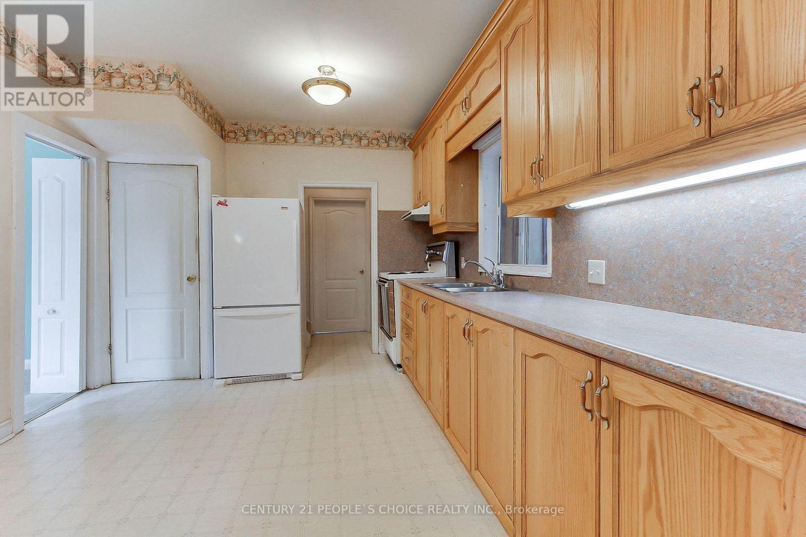 136 Northland Avenue, Toronto (Rockcliffe-Smythe), Ontario  M6N 2E2 - Photo 3 - W12985878