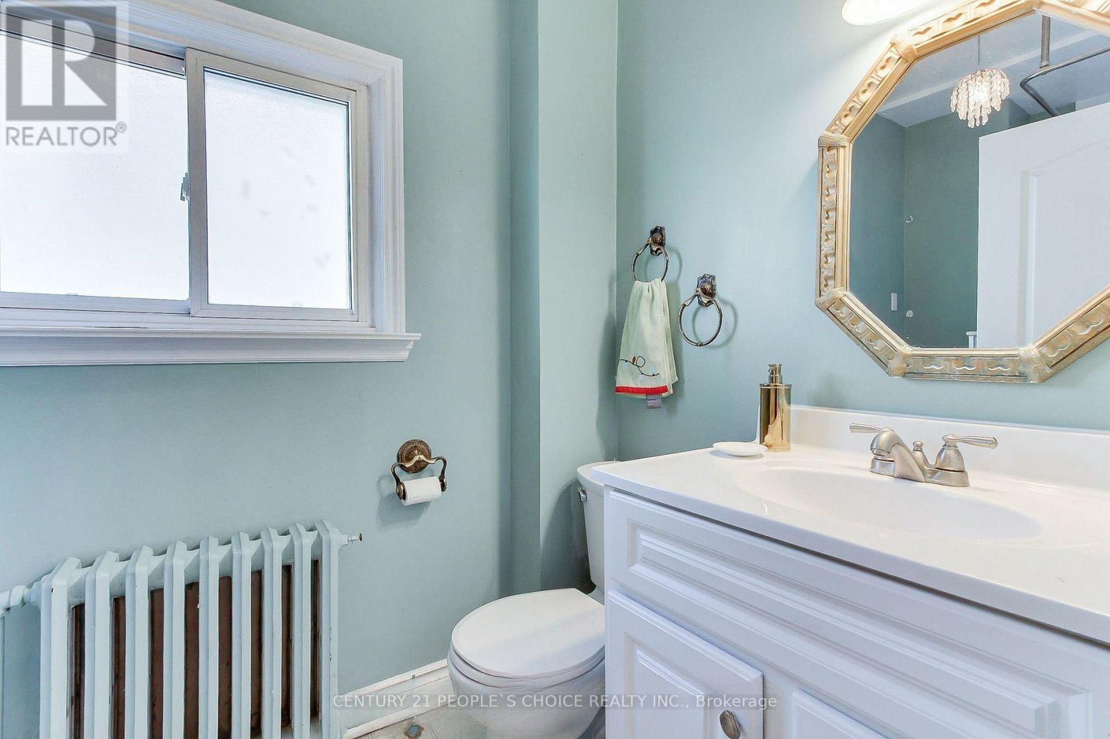 136 Northland Avenue, Toronto (Rockcliffe-Smythe), Ontario  M6N 2E2 - Photo 7 - W12985878