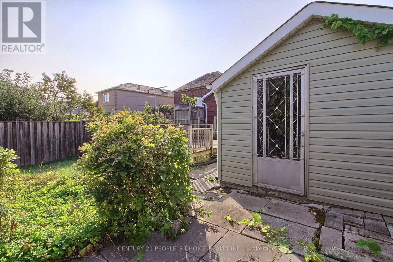 136 Northland Avenue, Toronto (Rockcliffe-Smythe), Ontario  M6N 2E2 - Photo 9 - W12985878