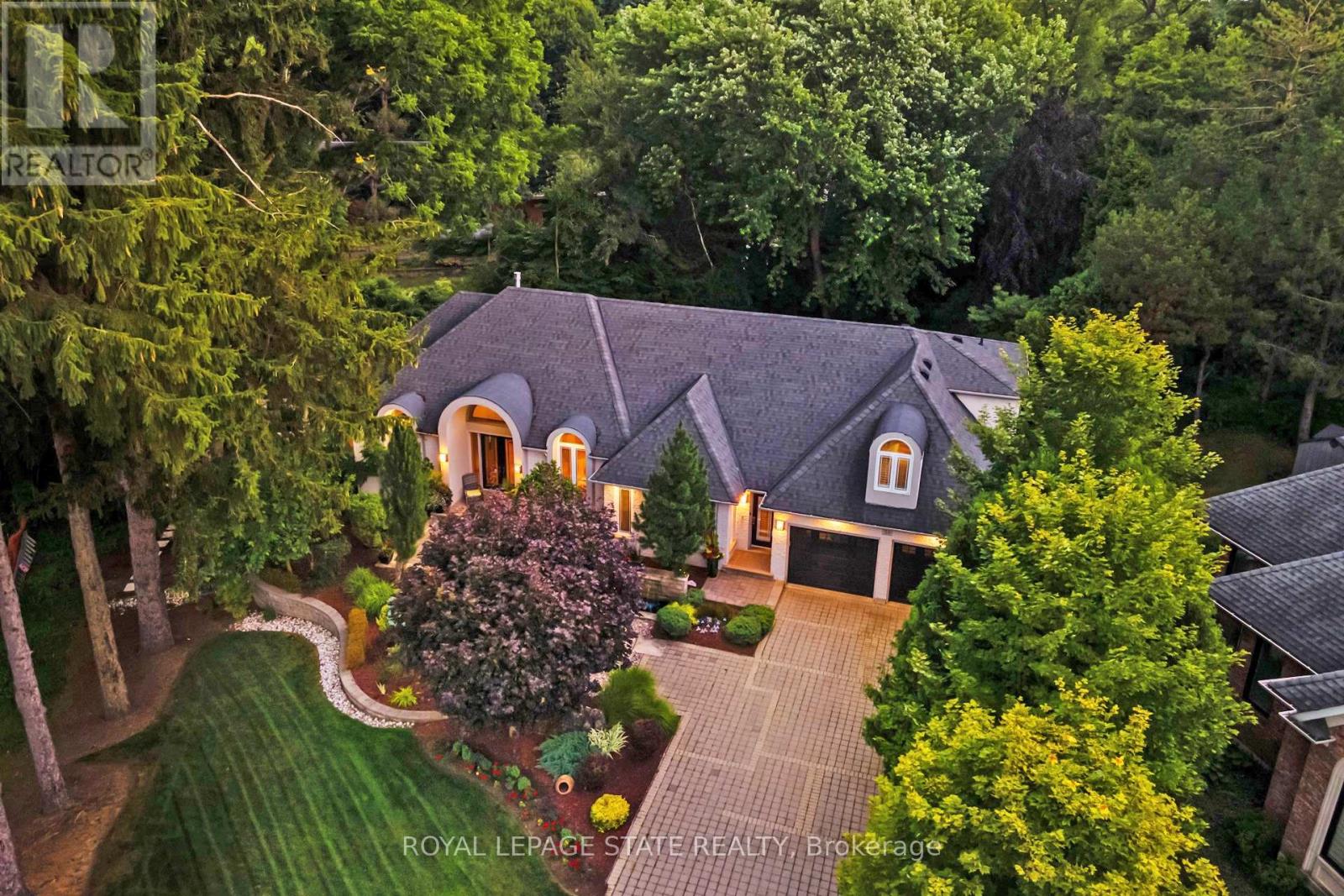 34 HARRINGTON PLACE, Hamilton, Ontario