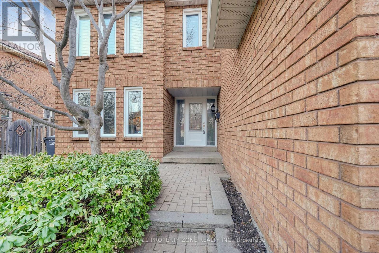 4 Garbutt Crescent, Brampton, Ontario  L6X 3G5 - Photo 2 - W12974766