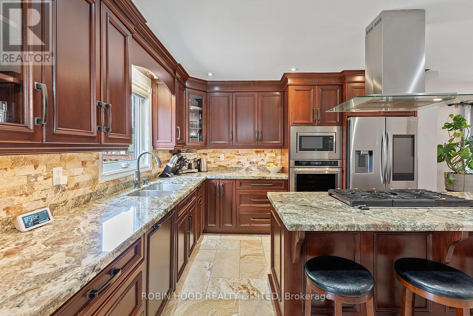 22 Strangway Court, Brampton, Ontario  L6Z 4L4 - Photo 4 - W12968502