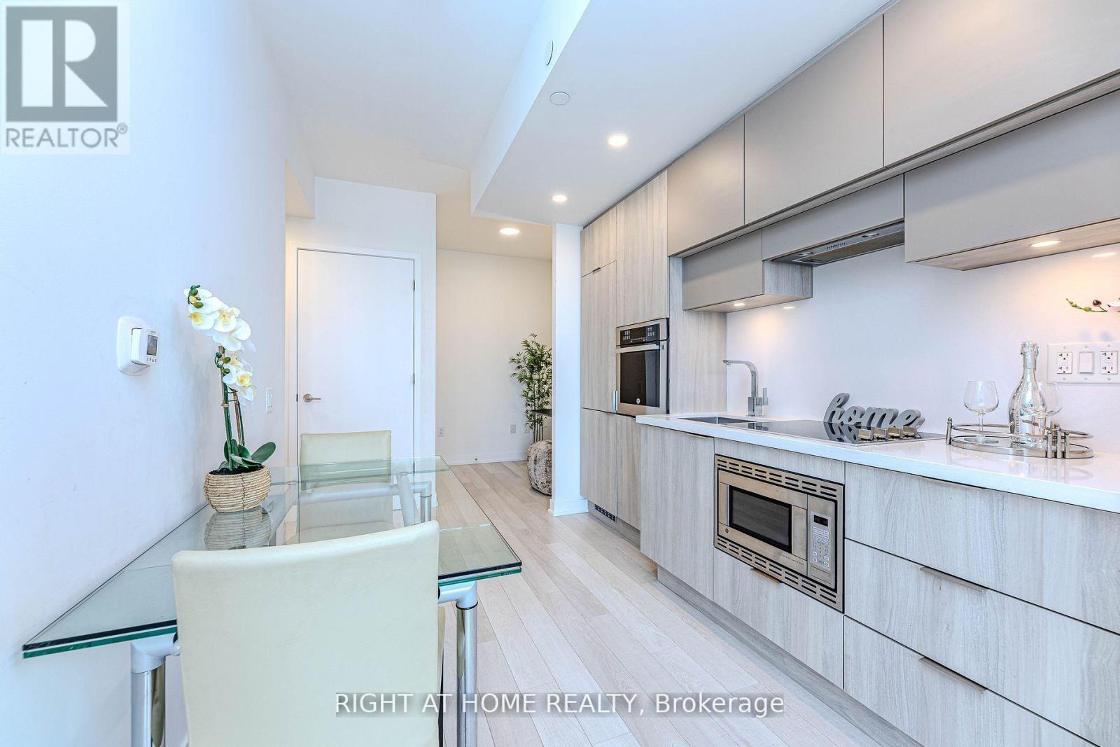 1301 - 39 Roehampton Avenue, Toronto, Ontario  M4P 0G1 - Photo 6 - C12985930