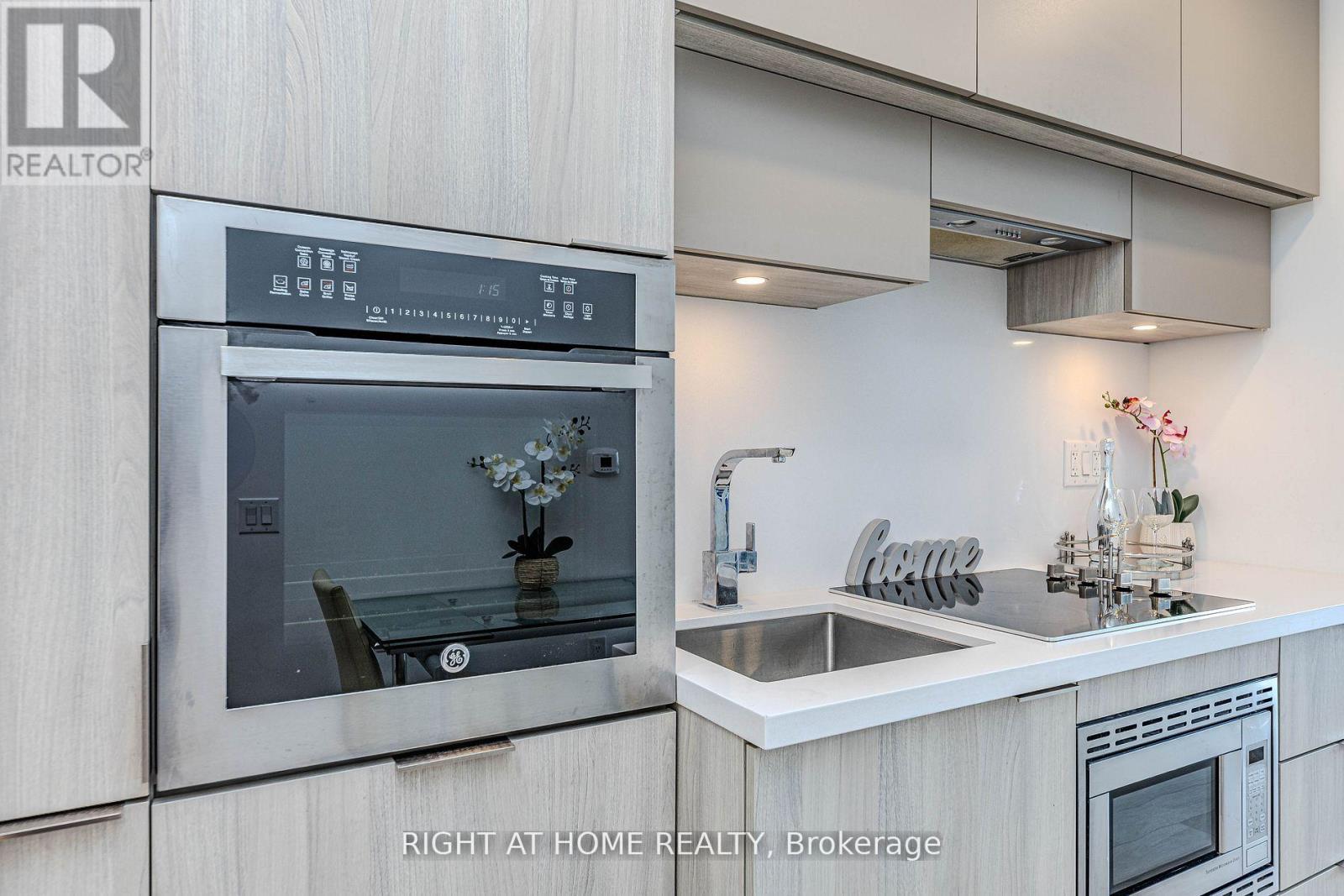 1301 - 39 Roehampton Avenue, Toronto, Ontario  M4P 0G1 - Photo 8 - C12985930