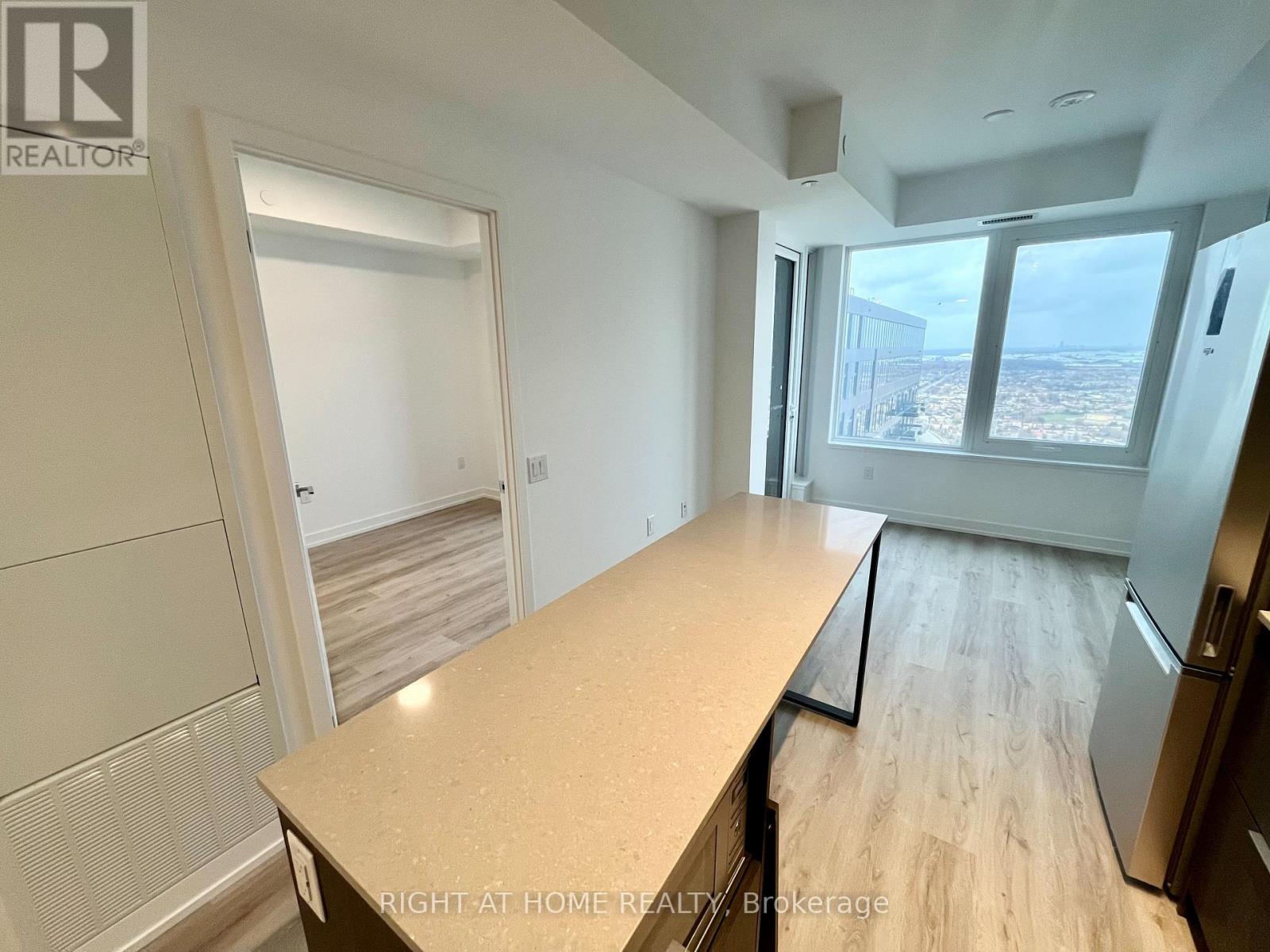 3901 - 395 Square One Drive, Mississauga, Ontario  L5B 0P6 - Photo 6 - W12985994