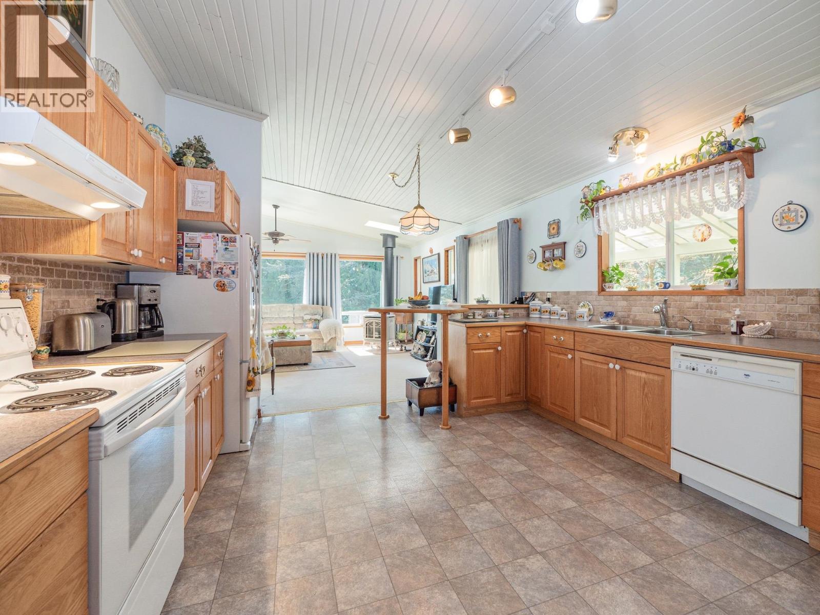 1459 Gower Point Road, Gibsons, British Columbia  V0N 1V3 - Photo 11 - R3110078