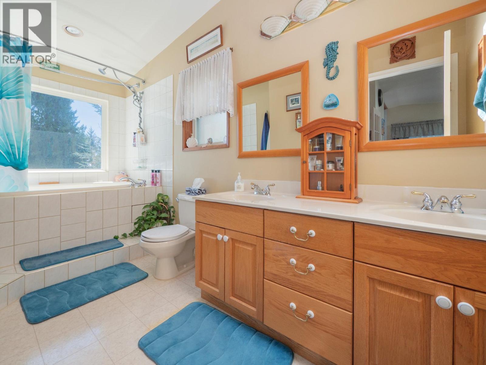 1459 Gower Point Road, Gibsons, British Columbia  V0N 1V3 - Photo 17 - R3110078