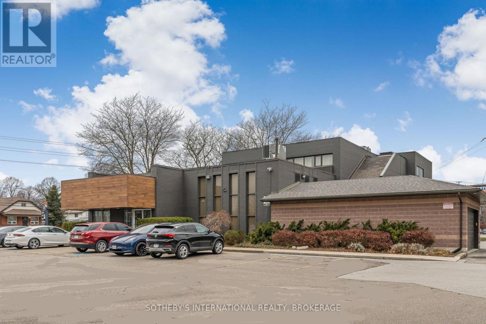 320 Vine Street, St. Catharines, Ontario  L2M 4T3 - Photo 1 - X12986044