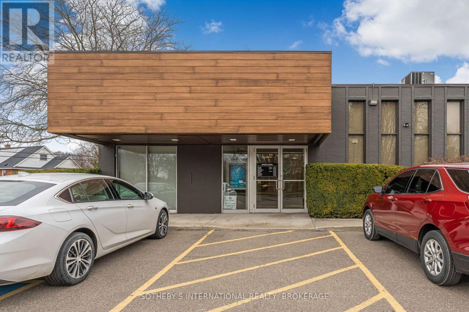 320 Vine Street, St. Catharines, Ontario  L2M 4T3 - Photo 4 - X12986044