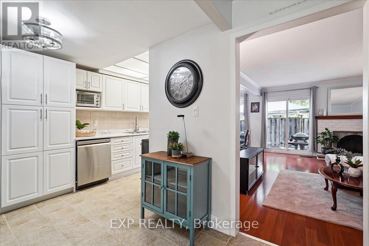 65 Greenwich Circle, Brampton, Ontario  L6S 2E8 - Photo 4 - W12986022