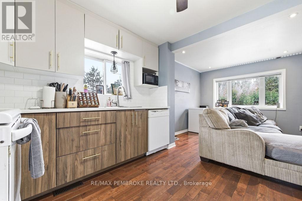 2849 Petawawa Boulevard, Petawawa, Ontario  K8H 2K7 - Photo 15 - X12986078