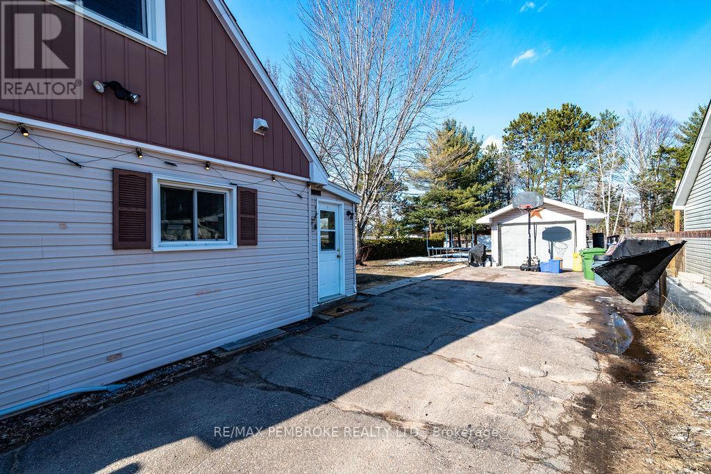 2849 Petawawa Boulevard, Petawawa, Ontario  K8H 2K7 - Photo 4 - X12986078