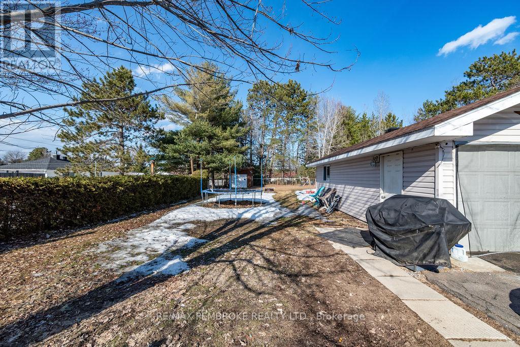 2849 Petawawa Boulevard, Petawawa, Ontario  K8H 2K7 - Photo 7 - X12986078