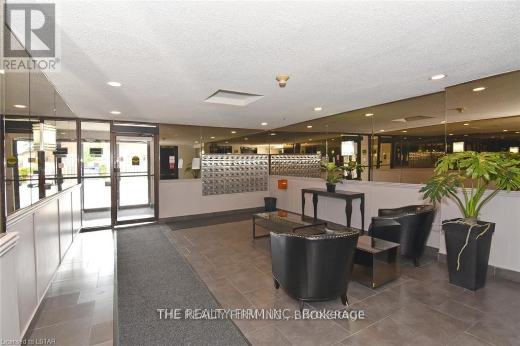 808 - 135 Baseline Road W, London South, Ontario  N6J 4W4 - Photo 4 - X12986120