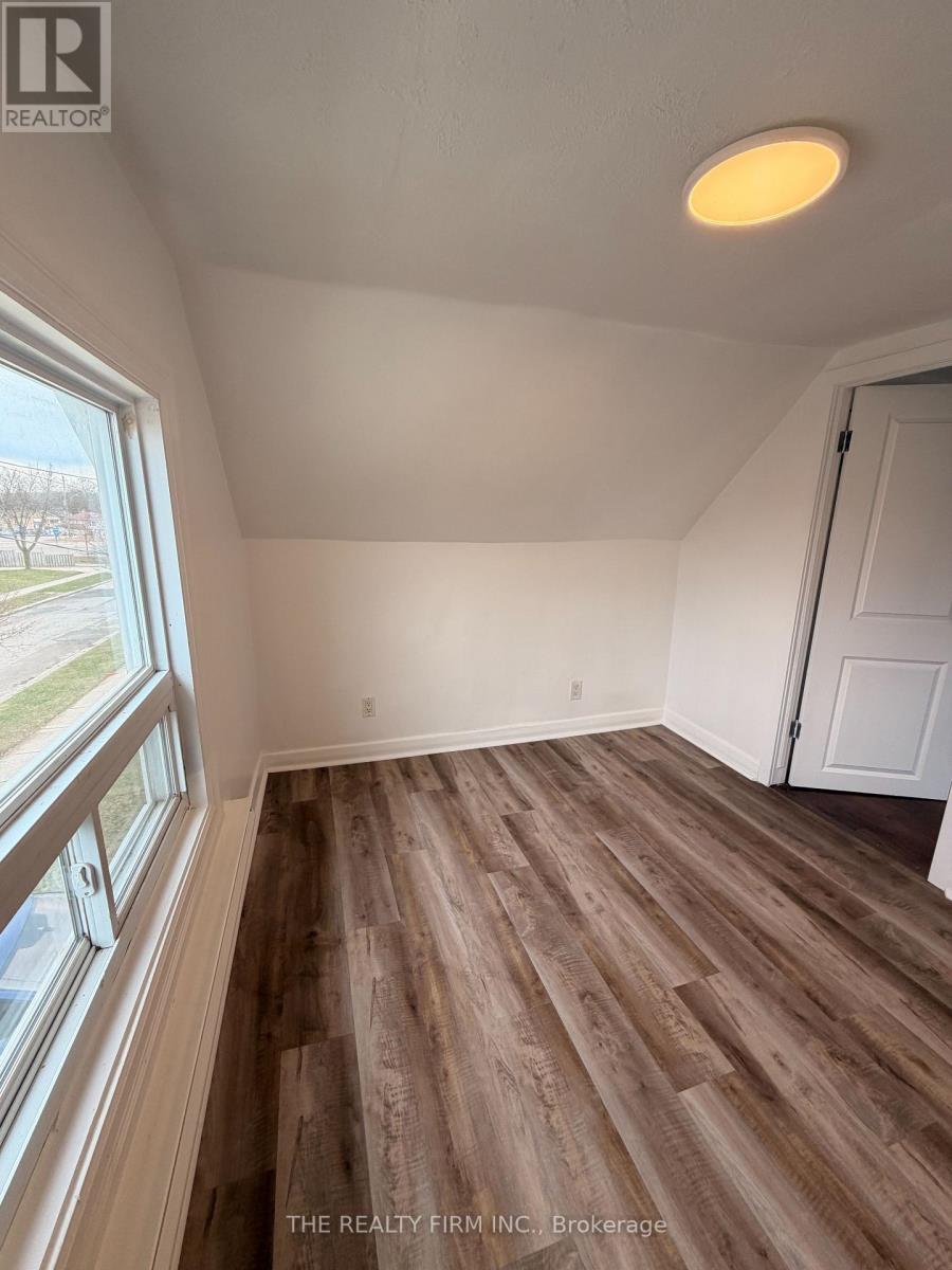 Upper - 25 Glenwood Avenue, London East, Ontario  N5Z 2P7 - Photo 4 - X12986122