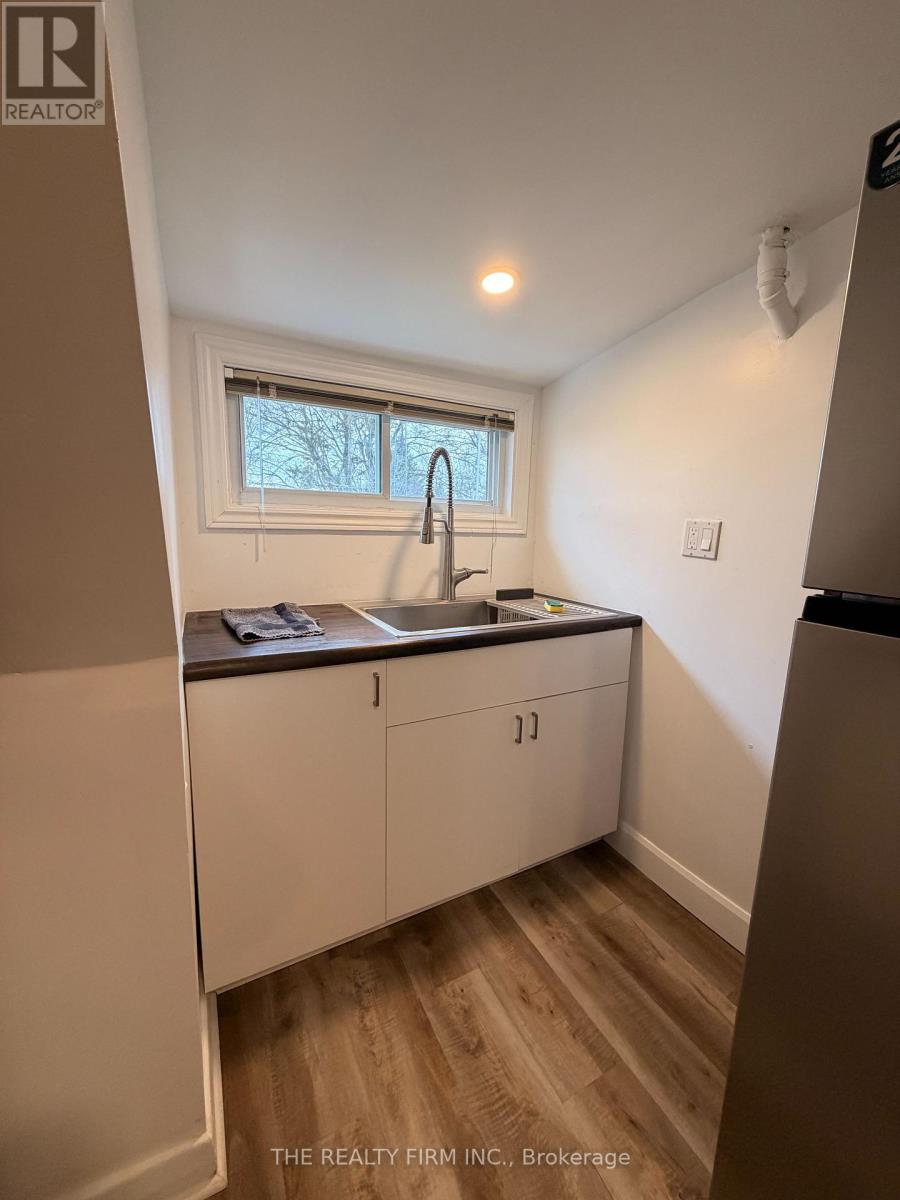 Upper - 25 Glenwood Avenue, London East, Ontario  N5Z 2P7 - Photo 7 - X12986122