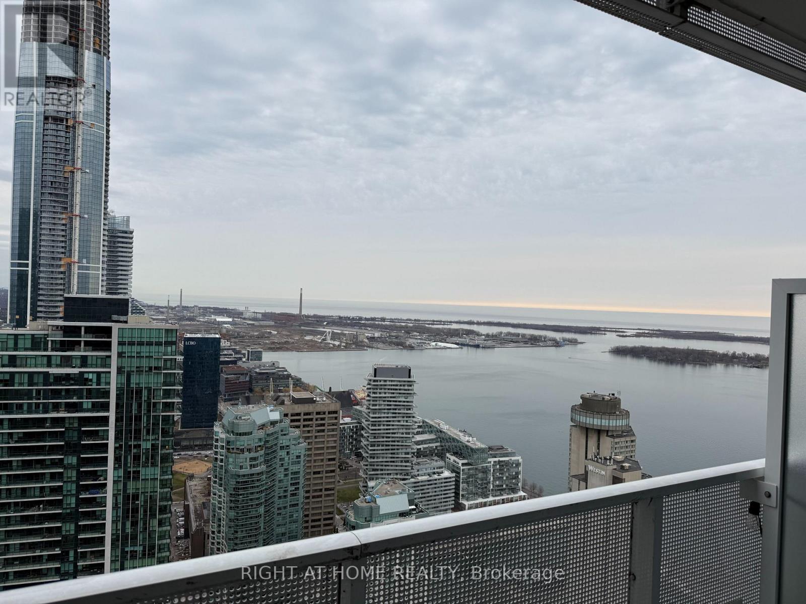 5605 - 88 Harbour Street, Toronto, Ontario  M5J 0C3 - Photo 10 - C12986086