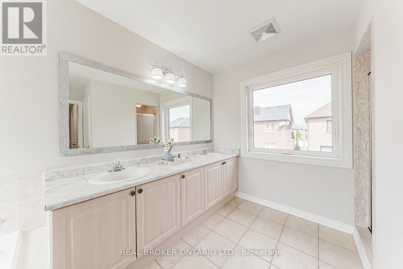 33 Kingshill Road, Richmond Hill, Ontario  L4E 4B1 - Photo 17 - N12980726