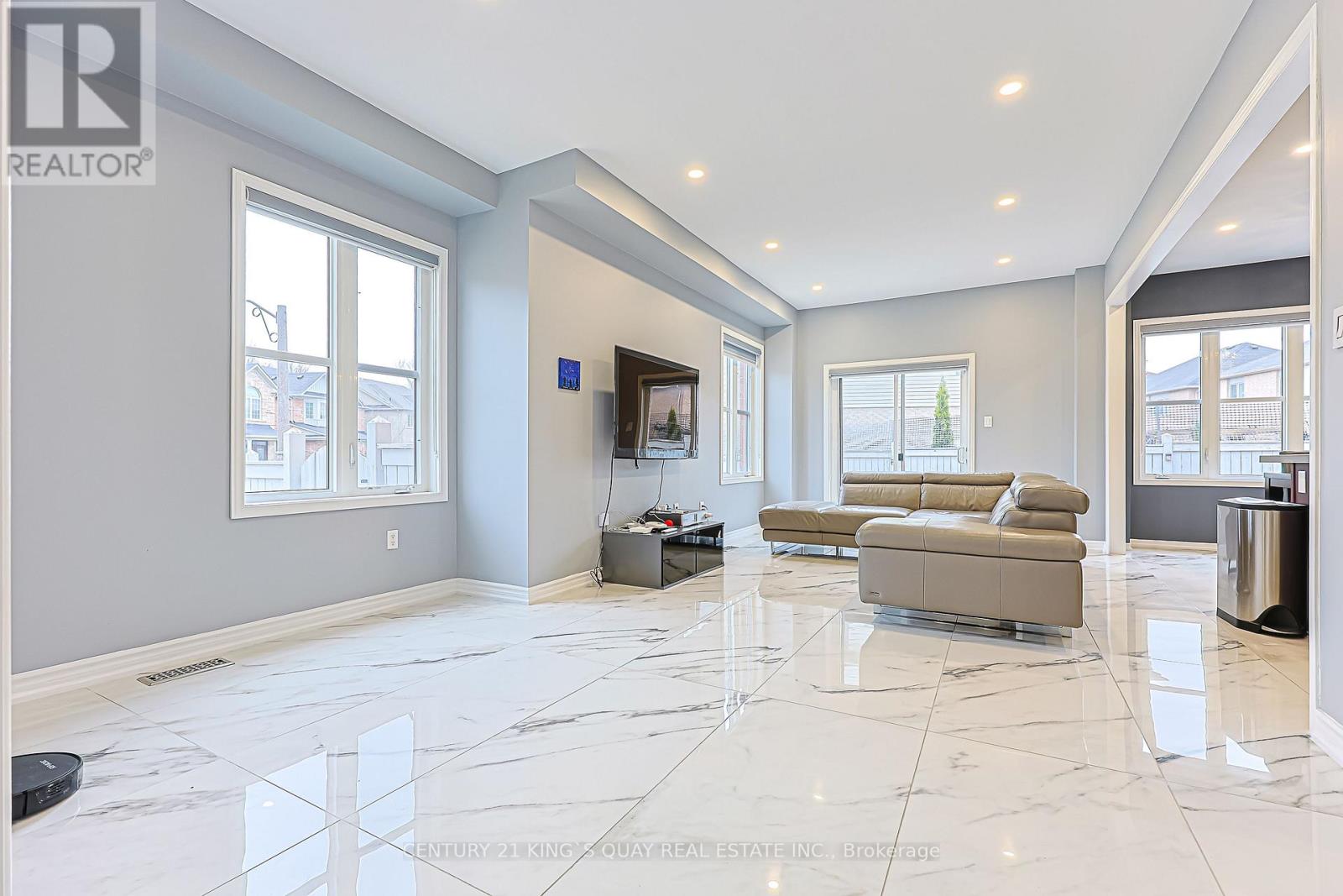 221 Delbert Circle, Whitchurch-Stouffville, Ontario  L4A 0Y7 - Photo 3 - N12986140