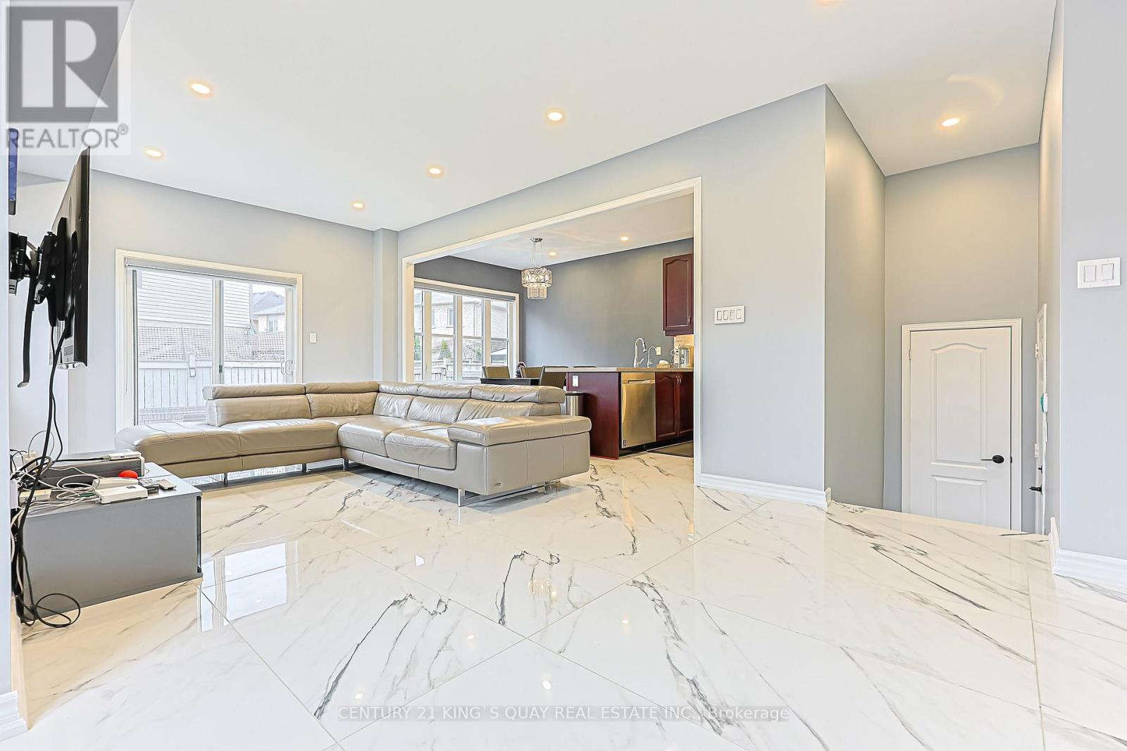 221 Delbert Circle, Whitchurch-Stouffville, Ontario  L4A 0Y7 - Photo 4 - N12986140