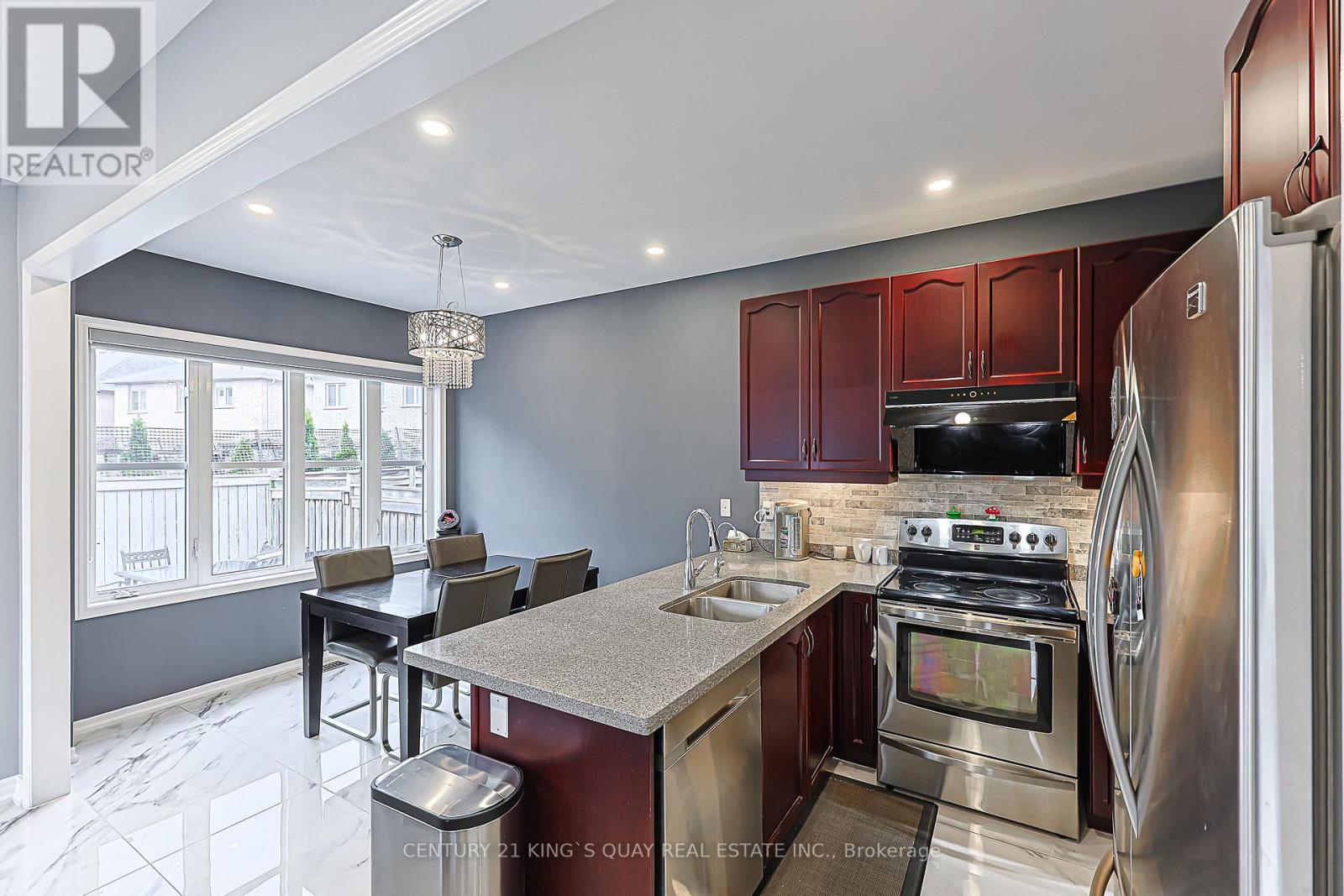 221 Delbert Circle, Whitchurch-Stouffville, Ontario  L4A 0Y7 - Photo 5 - N12986140