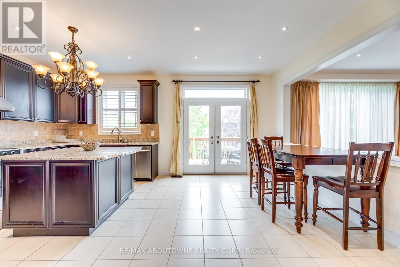 2481 Taylorwood Drive, Oakville, Ontario  L6H 0E1 - Photo 15 - W12986154