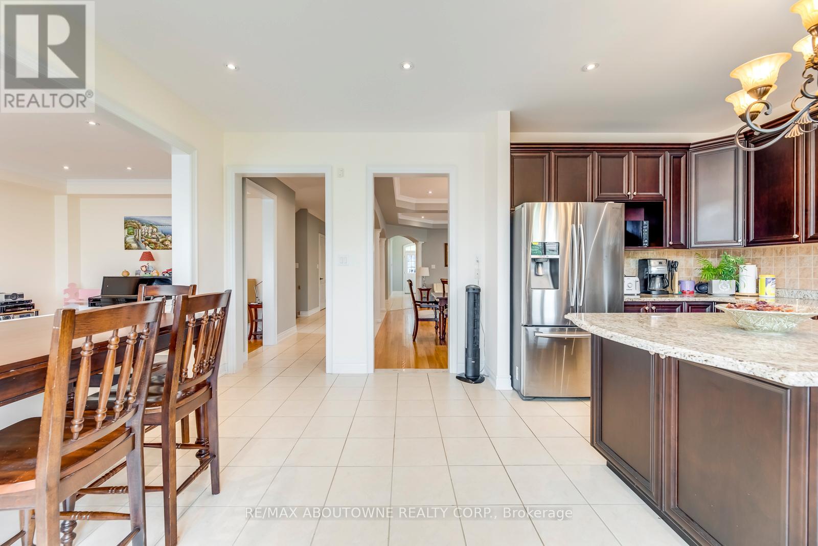 2481 Taylorwood Drive, Oakville, Ontario  L6H 0E1 - Photo 17 - W12986154