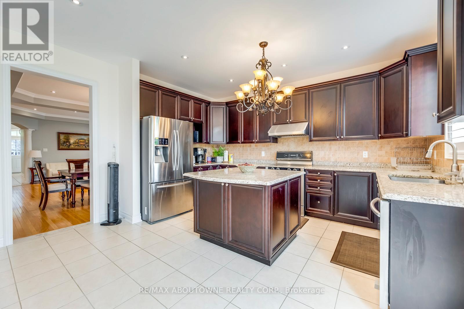 2481 Taylorwood Drive, Oakville, Ontario  L6H 0E1 - Photo 18 - W12986154