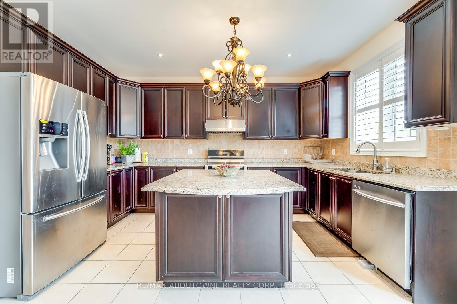 2481 Taylorwood Drive, Oakville, Ontario  L6H 0E1 - Photo 19 - W12986154